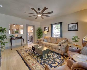 Less Than 1 Mi to Dtwn Home with Deck in Clarkdale! - Clarkdale - Living room