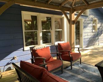 Colorado River Banks Cabin - Cedar Creek - Patio