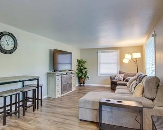 Green Bay Vacation Home Half Mi to Lambeau Field! - Green Bay - Living room