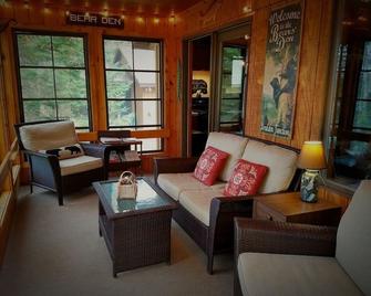 Enjoy the beautiful Northwoods in comfort. - Boulder Junction - Living room