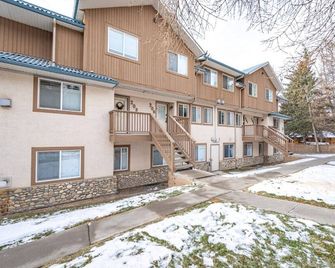 Luxurious Retreat/Hot Tub/Mountain View/4 Beds - Harvie Heights - Building