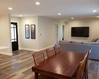 Bouganvilla 4-bedroom, 2-baths, single family house - Thousand Oaks - Dining room