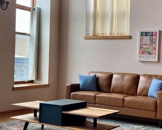 Luxe 2-bedroom apartment downtown, 'Sigourney Summit' - Sigourney - Sala de estar