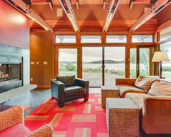 Fidalgo Island Waterfront Stunner - Anacortes - Huiskamer