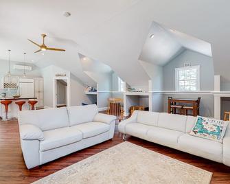 Sagamore Sunshine - Sagamore - Living room