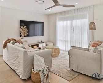 Elegant Beachside Retreat with Luxurious Amenities - Tomakin - Living room