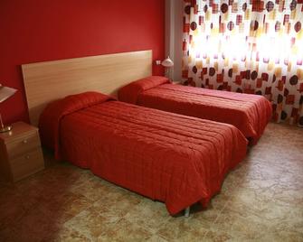 Hostal El Poligono - La Roda - Bedroom