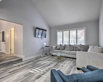 Modesto Home with Deck - 2 Mi to Vintage Faire Mall - Modesto - Living room