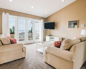 Updated Bear Lake Home Across from Lake - Bear Lake - Living room