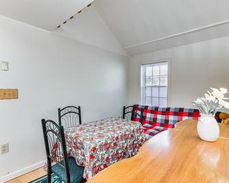 Charming Old Lyme Cottage, Steps to Private Beach! - Old Lyme - Dining room
