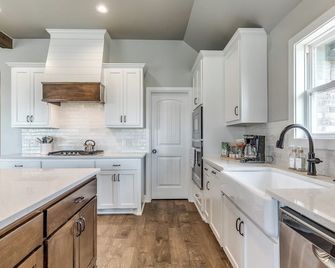 Family-Friendly Luxury- 5BR Home near Woodlands - Edmond - Kitchen