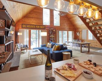 80s Ski Cabin, 5min to Hunter Mtbr - Tannersville - Living room