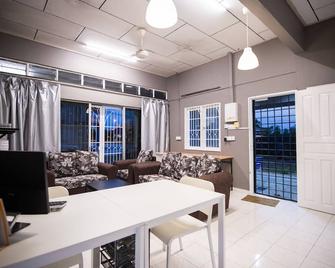 Kemaman Lodge & Cafe - Chukai - Sala de estar