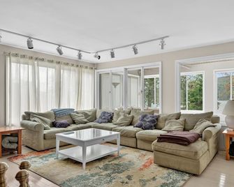 Lakefront - HotTub, Gameroom, Bar, White Sand Beach, Views, and 15 acres - Greenwood Lake - Living room