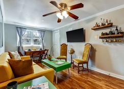 Unit C Vibrant Colorful Condo with Backyard Fire Pit - Savannah - Living room