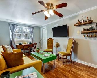 Unit C Vibrant Colorful Condo with Backyard Fire Pit - Savannah - Wohnzimmer