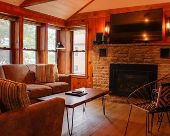 Vintage Cottage on Lake Delton - Wisconsin Dells - Living room