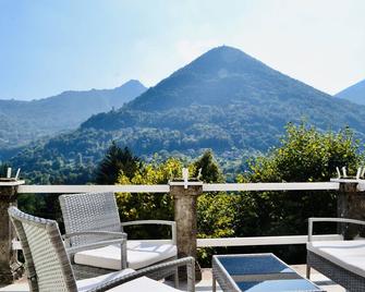 Villa Oleandra With Panoramic View,big Garden& Swimming Pool - Dizzasco - Balcone