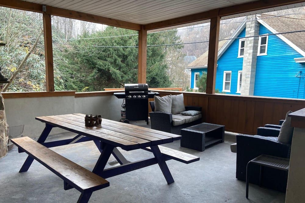 Spacious 3 Bedroom, 2 Bath Apartment-Historic Jim Thorpe, Large Patio & Balcony - جيم ثورب - شرفة