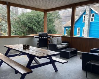 Spacious 3 Bedroom, 2 Bath Apartment-Historic Jim Thorpe, Large Patio & Balcony - Jim Thorpe - Balcony