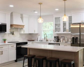 New Aiken Retreat I Firepit I Hot Tub I Near Dtwn - Aiken - Cocina