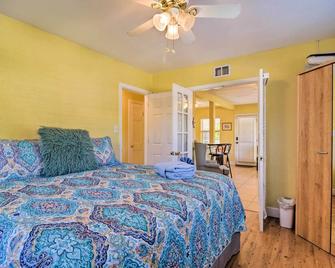 Madeira Beach Condo with Patio, Walk to Gulf! - St. Pete Beach, Florida - Yatak Odası