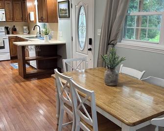 Welcome to Mountain View Farmhouse, your cozy retreat in Pinnacle, NC. - Pinnacle - Dining room