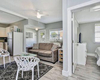 1br/1ba New Coastal Boutique Cottage. Hgtv Worthy! Sleeps 4. Steps To Beach! - Clearwater - Living room