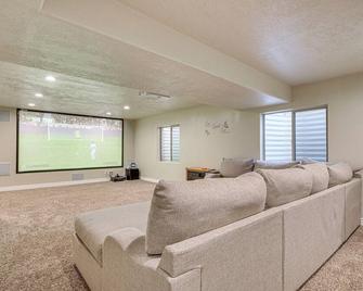 Home Theater and Patio South Jordan Basement Unit - South Jordan - Ruang tamu
