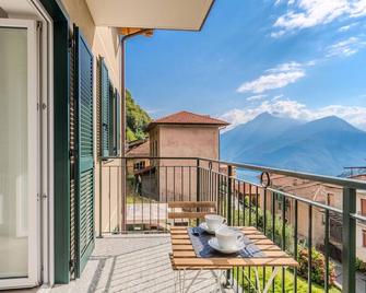 Nice apartment for 6 guests with WIFI, TV and patio - Garzeno - Balkon