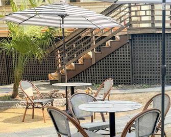 Swank Boutique Suites - אשלנד - פטיו