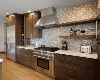 Lakeside Liberty Lake Home • Private Beach Acces - Liberty Lake - Kitchen