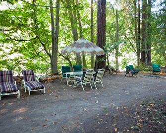Play In Austin Creek, Sleep In The Shade Of Redwoods - Cazadero - Patio