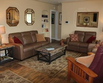 The Quack Shack - Two Miles from Autzen Stadium - Springfield - Living room