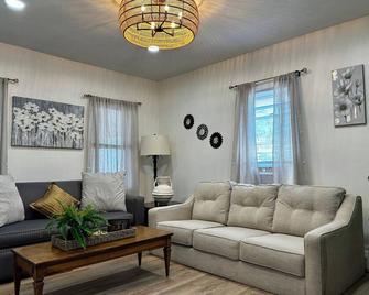 Stylish, Modern 2-Level Home - Cranston - Sala de estar