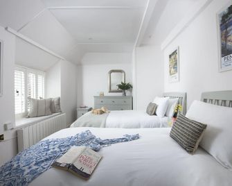 Pilot's Cottage - Mousehole - Bedroom