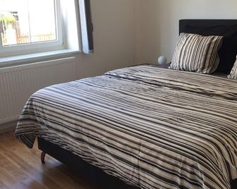 Haus Mit 3 Schlafzimmer Und Garten - Amstetten - Schlafzimmer