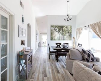 Beach Family Home + Yard, Near The Ocean! - Huntington Beach - Living room