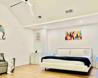 Elegant Haven: 4br/3ba Retreat - Elmhurst - Bedroom