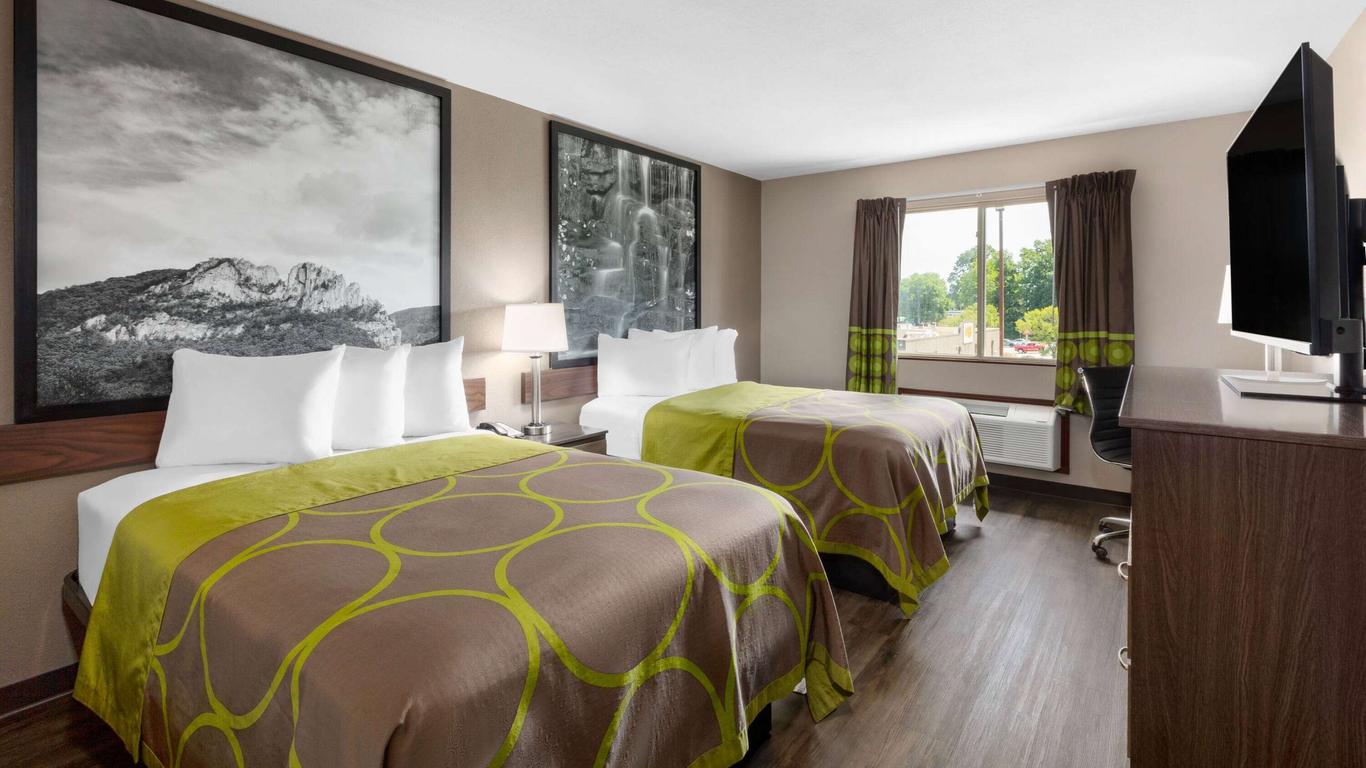 Super 8 by Wyndham Fairmont