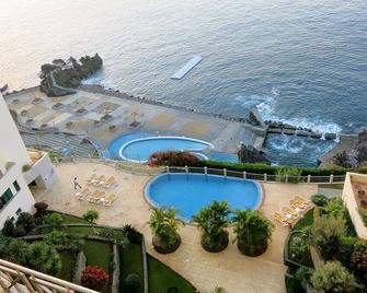 Finest Rentals - Beachfront Penthouse - Funchal - Pool