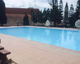 Sinar Express Villa - Trawas - Piscina