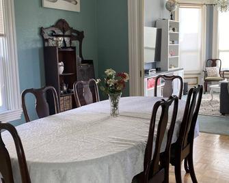 Charming Victorian Cottage Upper Unit 3 Bedroom Near Oakland's San Antonio Park - Oakland