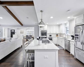 TCH - Spacious 3bd/2ba home in Dallas w/ Workspace - Dallas - Kitchen