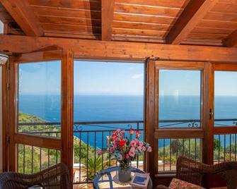 Villamena Bed and Breakfast - Furore - Balcón