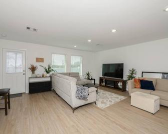 Charming 4-bedroom house with WiFi and AC in welcoming Navasota - Navasota
