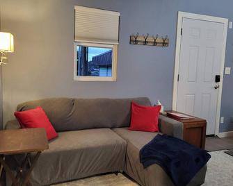 2nd Floor Studio #4 with Ocean View and Covered Deck - Blaine - Living room