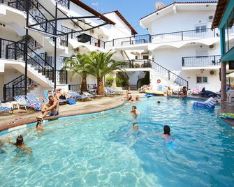 Hanioti Grand Victoria - Chaniotis - Basen