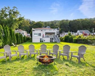 Piermont Waterfront Villa! Sleeps up to 16 adults Luxuriously and In Style - Piermont - Patio