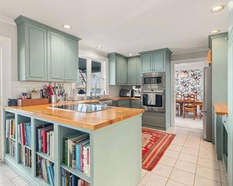 Lakefront Cottage Made for Family Memories - Epic Games Room - Near Sandbanks - Prince Edward - Cuisine